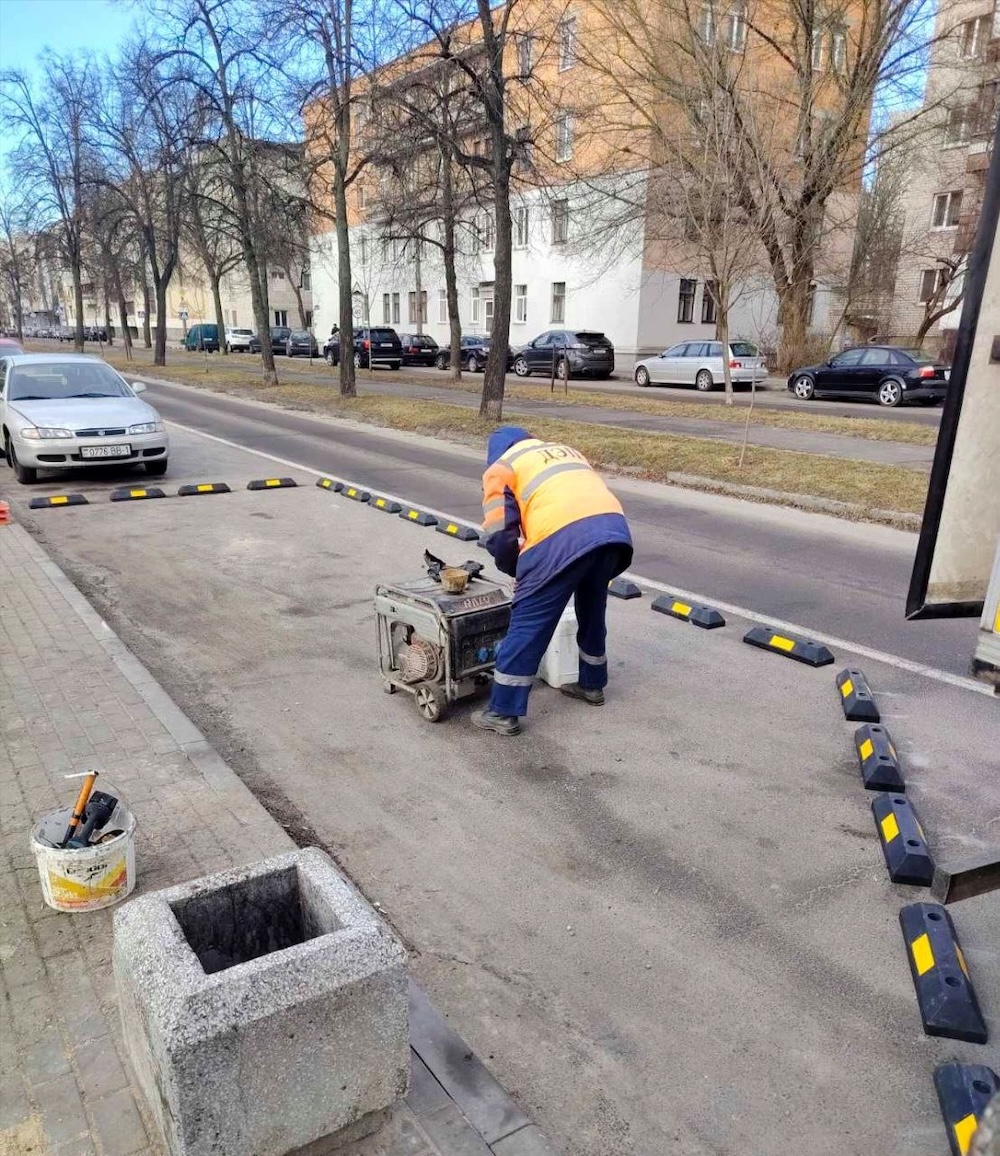 В Бресте устанавливают колесоотбойники.