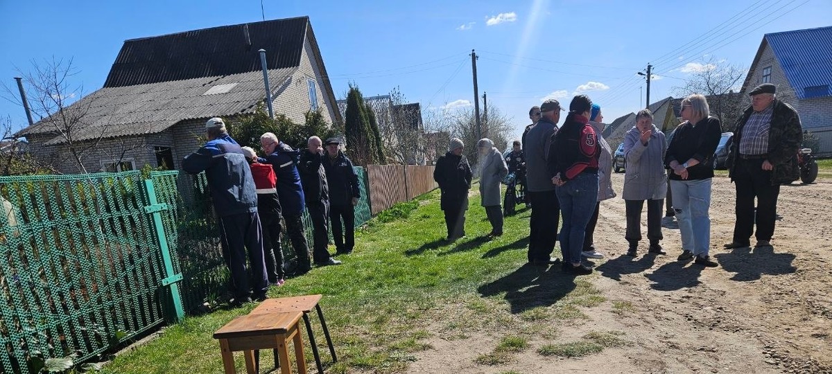 Встреча жителей Молодечно с чиновниками по поводу асфальтирования улицы
