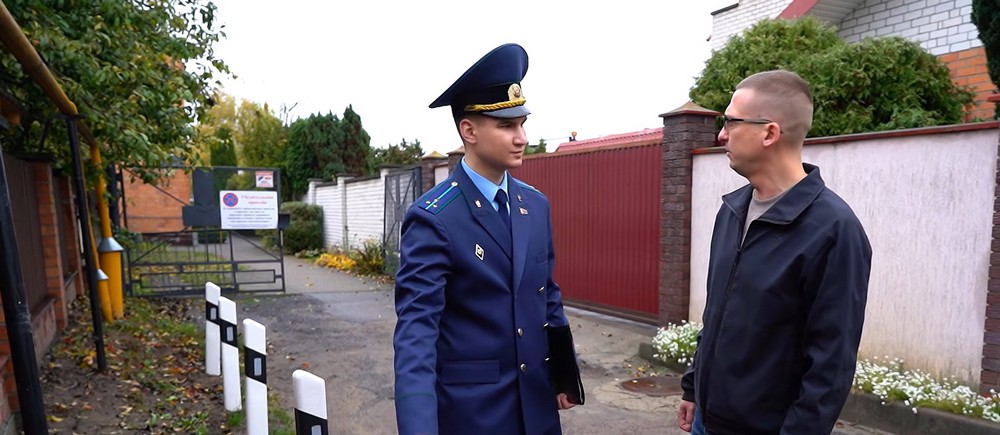 Сергей Плитко общается с помощником прокурора Бреста. Скриншот видео ТРК «Брест»